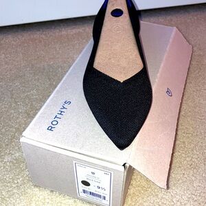 9.5 black solid Rothy’s pointed toe flat